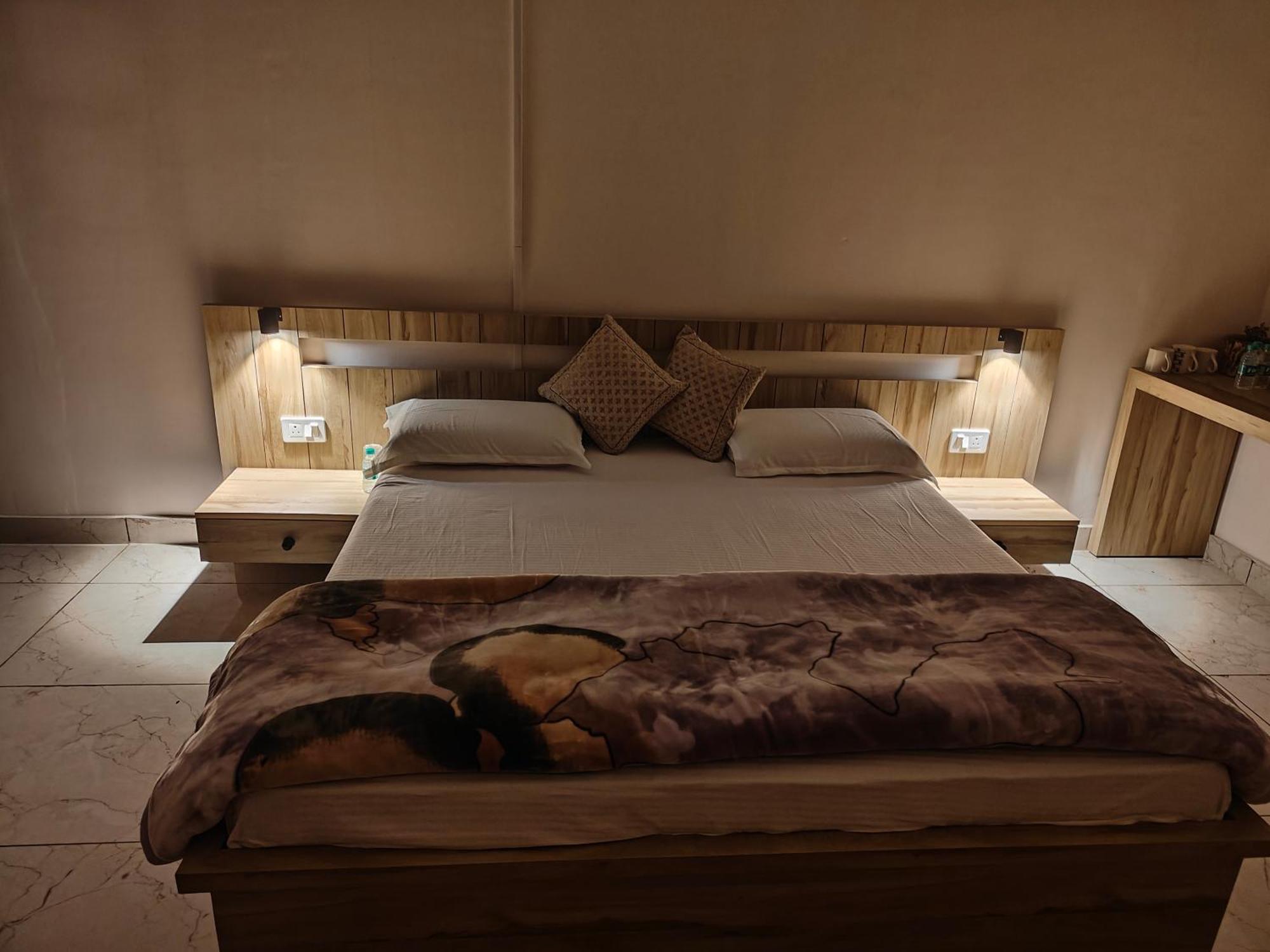 Shobhayan Inn, Airport Railway Station Pickup Free Ayodhya 객실 사진